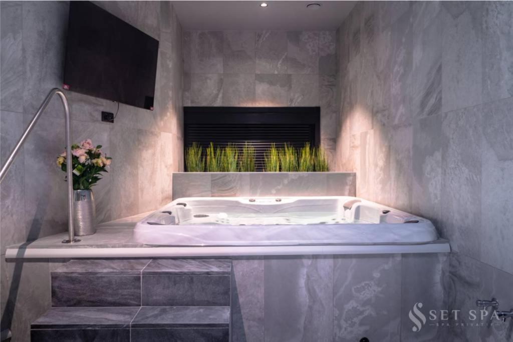 Set Spa Mouscron Luaran gambar